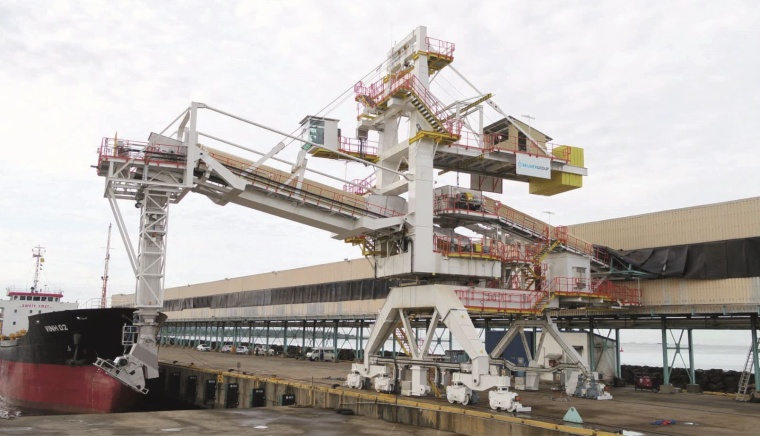 Grobe Schüttgüter wie Klinker oder stückige Erze werden mit...