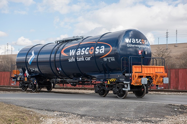 Der neue Kesselwagen für Acrylnitril von Wascosa ist eine Weiterentwicklung...