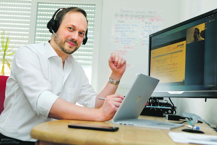 Dozent Florian Volk nutzt für Online-Vorlesungen das virtuelle Klassenzimmer...