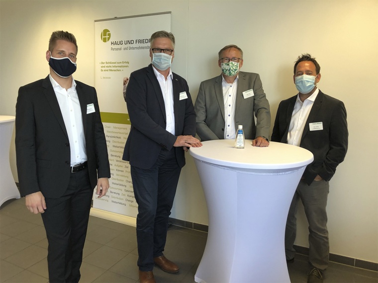 Vertreter von GDP Network Solutions während des Trans aktuell-Symposiums in...