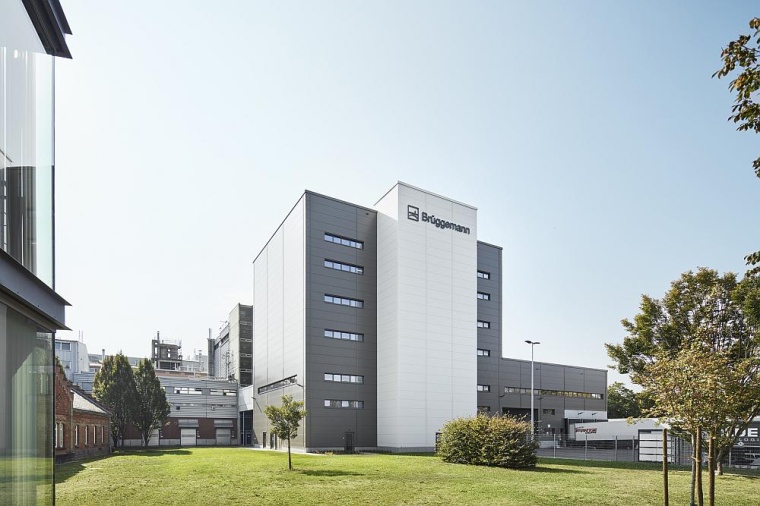 Über sechs Etagen und 30 m Höhe schafft das neue Gebäude am Firmensitz in...