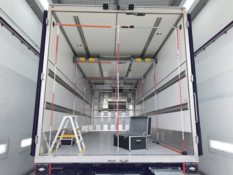 Ein Lkw steht bereit in der EIPL-Kältekammer zur Durchführung eines...