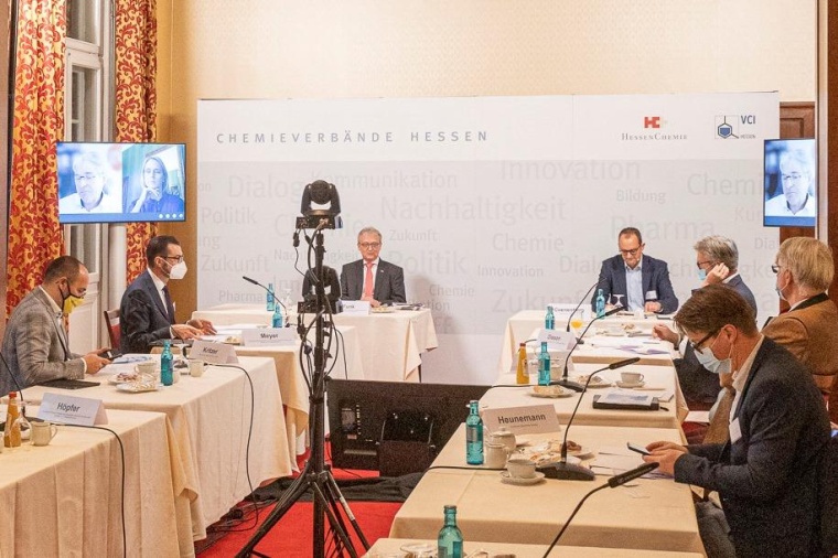 Die Chemieverbände Hessen, Arbeitgeberverband Hessenchemie und VCI Hessen,...