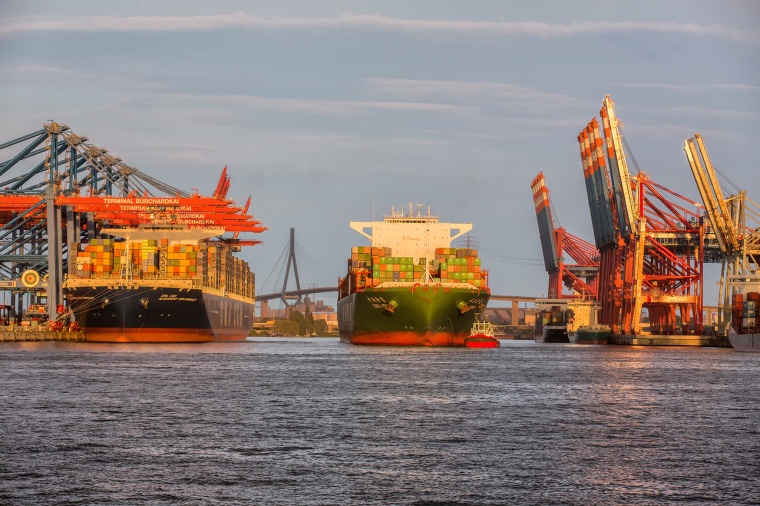 Treffen der Container-Riesen: Die CMA CGM Alexander von Humboldt und die CSCL...