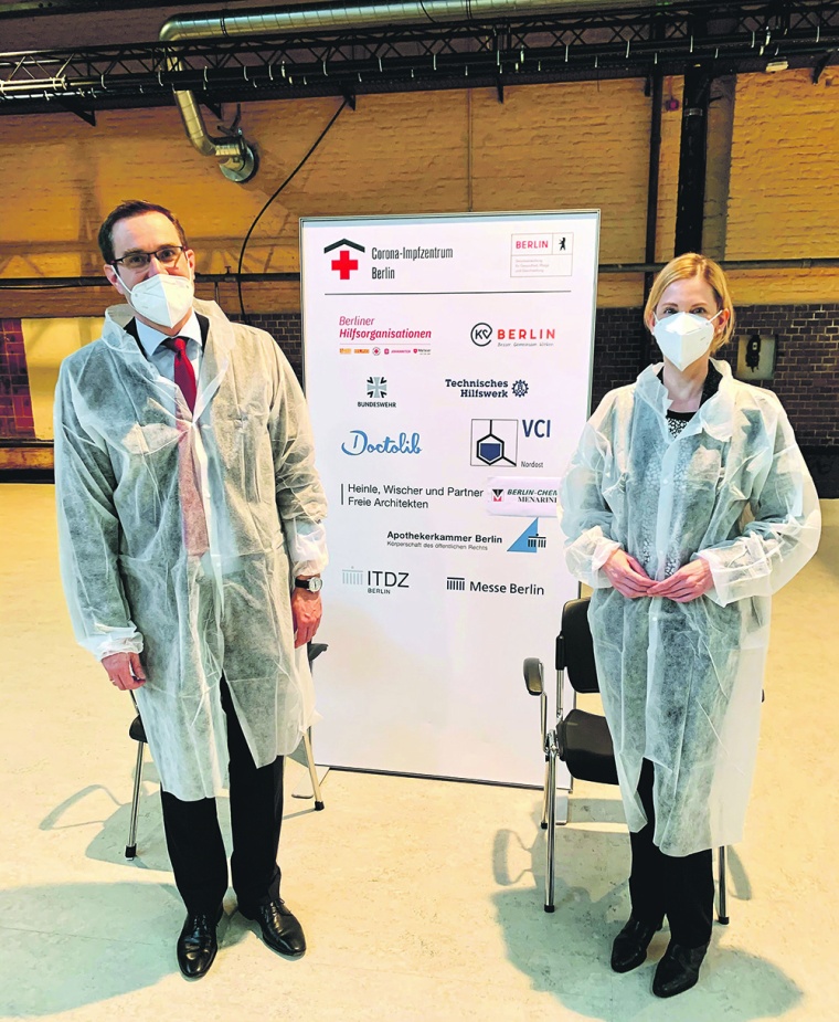 Christian Matschke (Berlin-Chemie) und Nora-Schmidt-Kesseler (VCI-Landesverband...