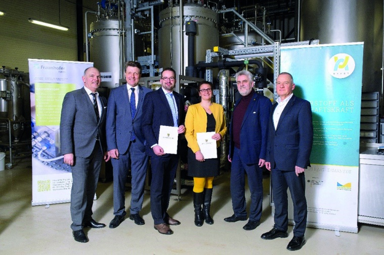 Freude über den Startschuss der Elektrolyseplattform Leuna (von links): Willi...