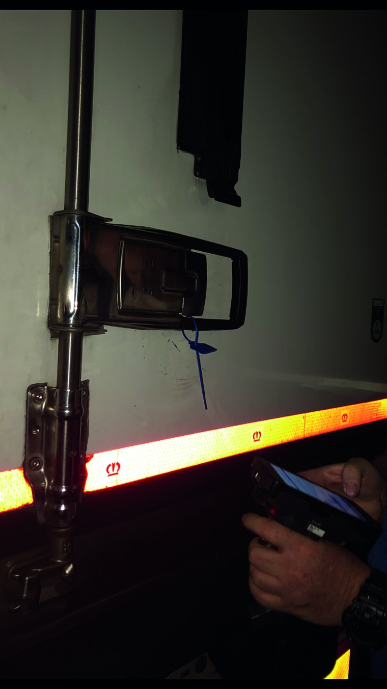 Kontrolle ist besser: Verplombung und Temperaturscan am Umschlag in Kassel. ©...