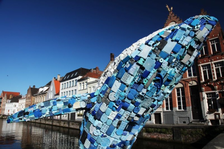 Ein 11 m großer Wal aus Plastikmüll macht in der belgischen Stadt Brügge auf...