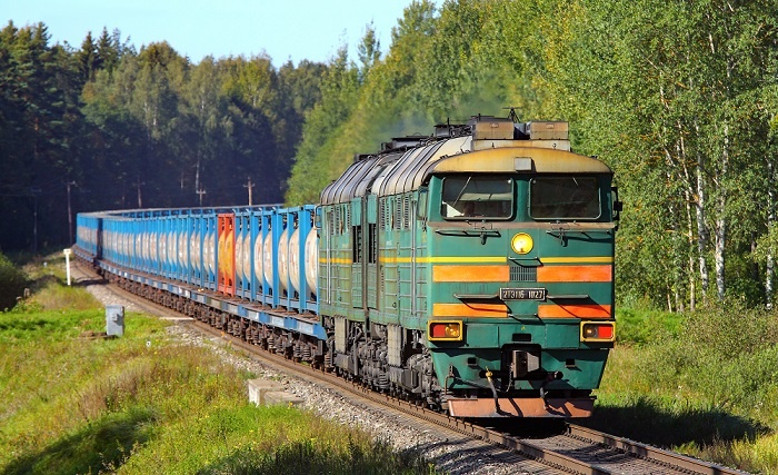 Tankcontainer in Richtung Osten vor Ludza, Lettland. Die russische Grenze liegt...