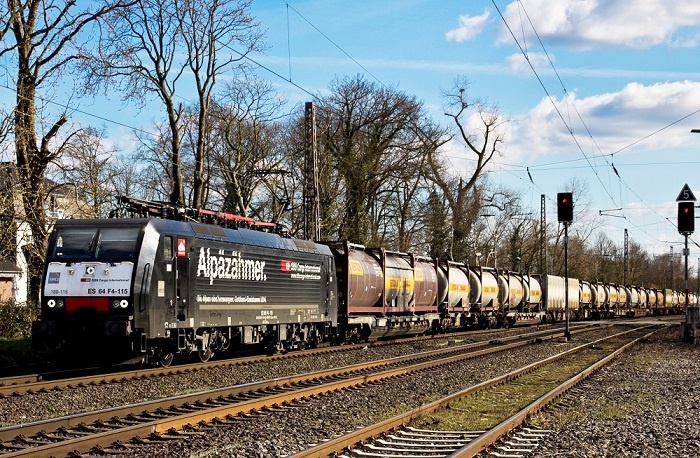 Tankcontainer in Ratingen-Lintorf, Deutschland © Guy Houston