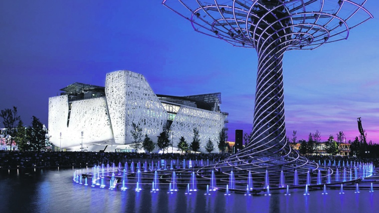 Der italienische Pavillon auf der Expo 2015 in Mailand erhebt sich wie ein...