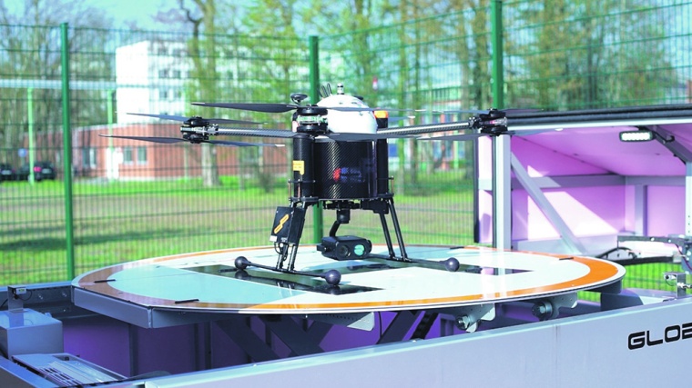 In seiner „Garage“, dem sog. Skyport, ist der Multicopter jederzeit...