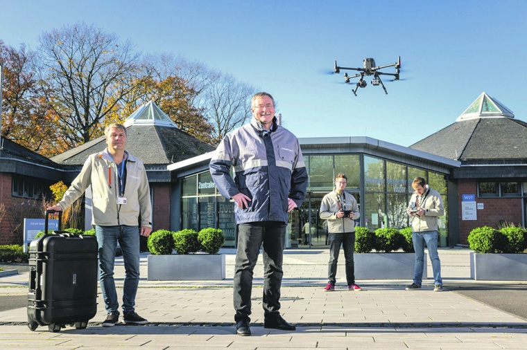 Joachim Beyer (Bildmitte) mit seinen Kollegen vom Drohnenteam vor dem zentralen...