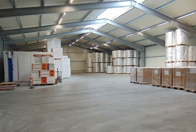 In der neuen Produktions- und Lagerhalle stellt Ecocool Kühlelemente und...