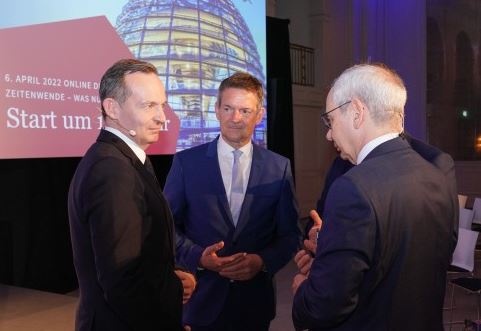 Bundesverkehrsminister Volker Wissing (FDP) im Gespräch mit...