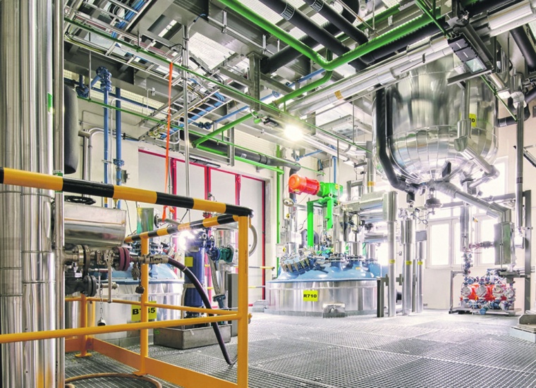 Nach CI-Aspekten und CI-Design errichtete Produktionsanlage | © ESIM Chemicals