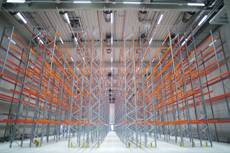Das neue Gefahrstofflager steht. Die letzten Infrastrukturmontagearbeiten...
