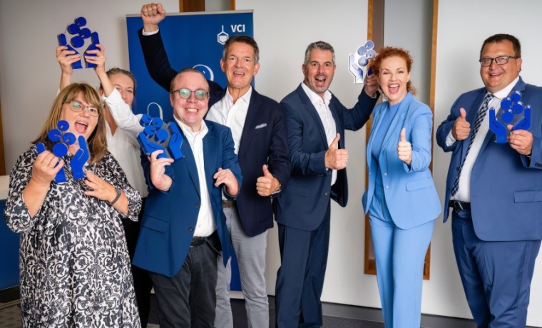 Gruppenfoto der Sieger des Responsible-Care-Wettbewerbs 2022 (v.l.n.r.):...