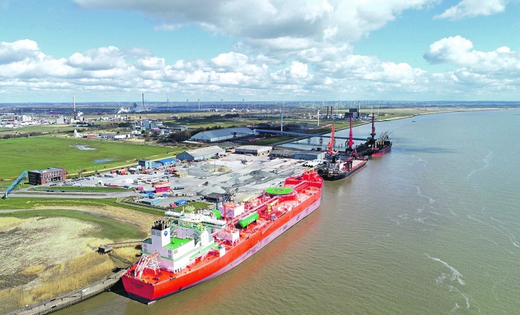 Vorteilhafte Lage an Unterelbe und Nord-Ostsee-Kanal: der Universalhafen...