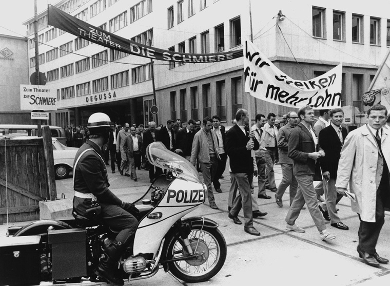 Streikende Degussa-Beschäftigte im Jahr 1971. | © Evonik Industries AG,...