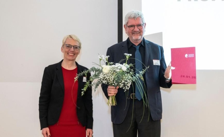 TU-Präsidentin, Professorin Tanja Brühl, und der frischgebackene Ehrendoktor...