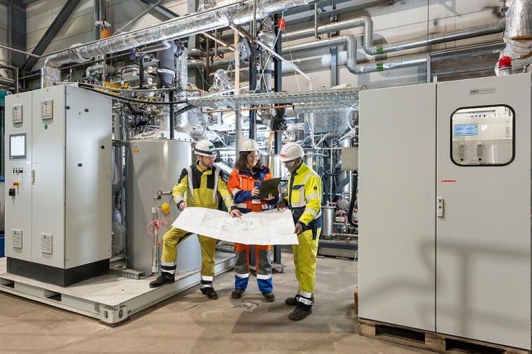 links und rechts: Johannes Neidel, Hillary Onyebuchi Onyishi (beide Fraunhofer...