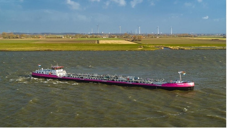 Das Niedrigwasserschiff „Courage wird ab sofort Kunden von Covestro von...