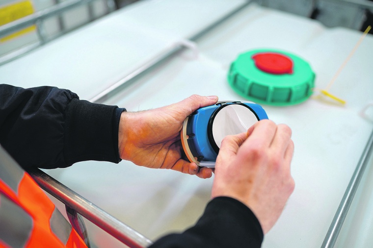Das Anbringen der Packwise Smart Caps ist dank dem Klebesystem von Lohmann sehr...
