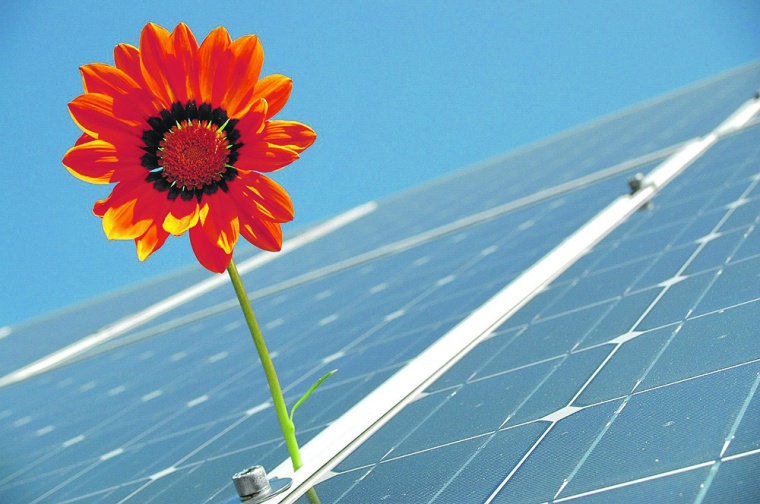 Ausgedehnte Dach- und Fassadenflächen der Logistik- und Parkflächen bieten...