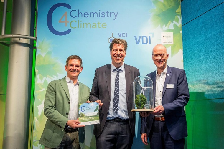 Übergabe des Abschlussberichts bei der Konferenz zu „Chemistry4Climate“ am...