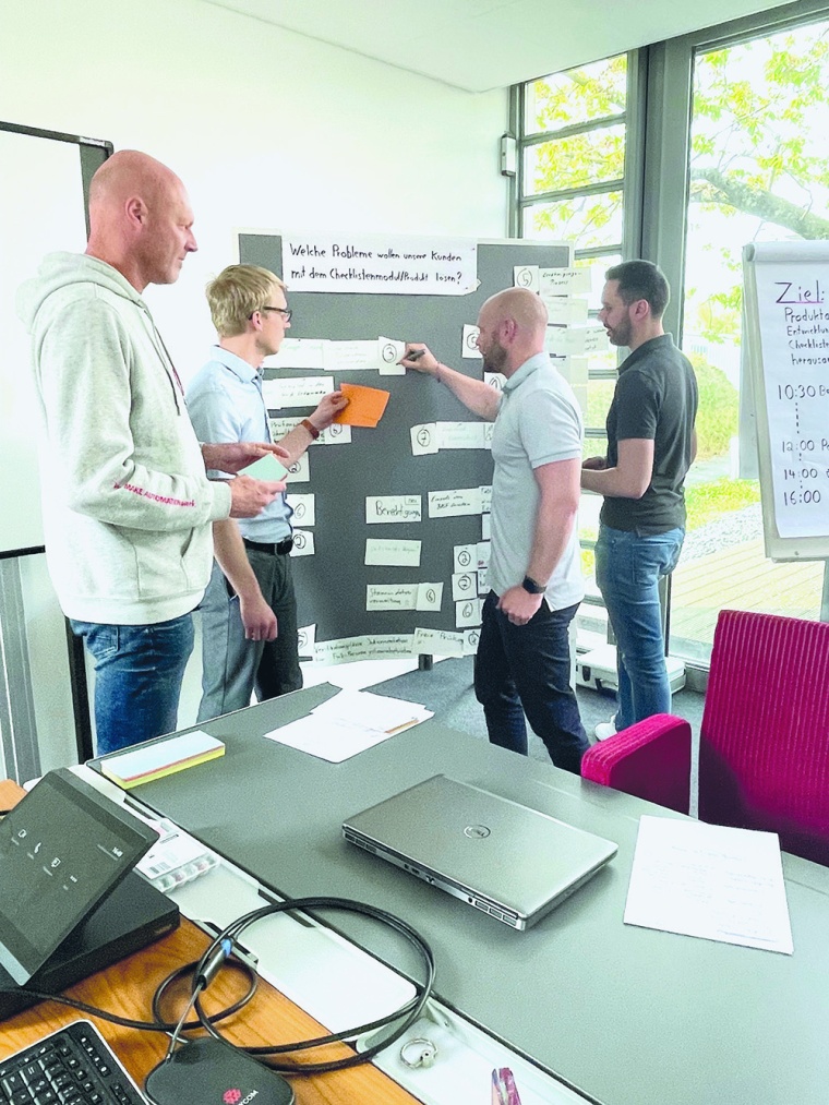 In der Innovationswerkstatt rLab erforschen und diskutieren Mitarbeiter aus...