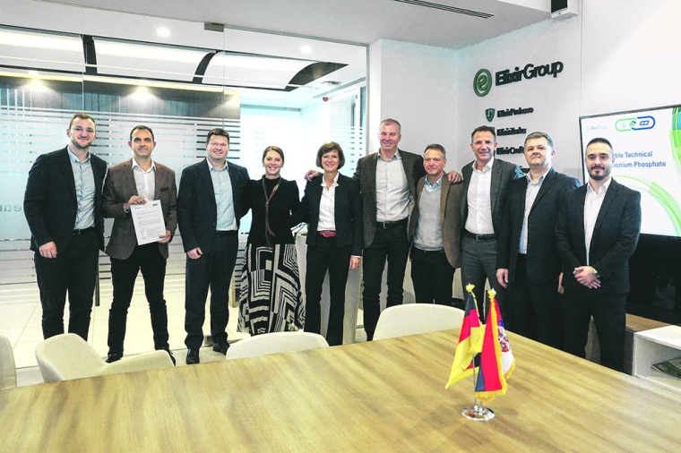 Vertragsunterzeichnung in Novi Sad: Das Projektteam von Elixir und K+S mit...