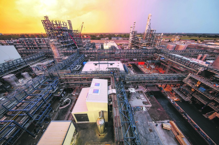 Die Bauarbeiten der weltweit ersten Bioraffinerie im industriellen Maßstab in...