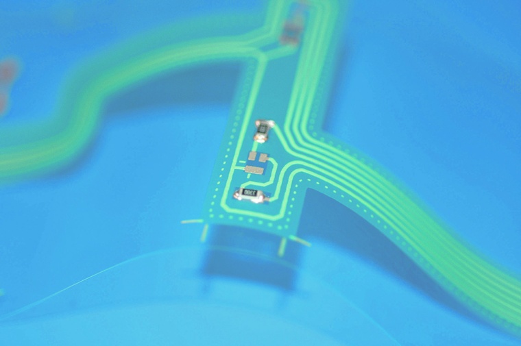 Panacol: Elektronische Bauteile werden mit Silberleitklebstoff auf die...