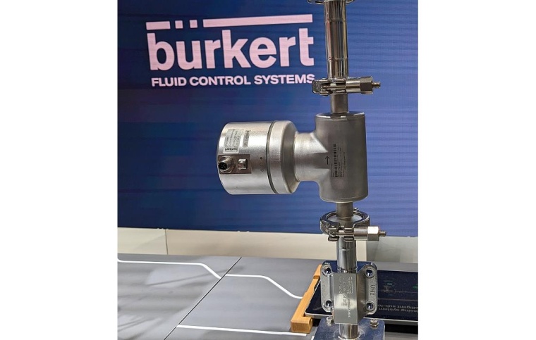 Misst den Volumenstrom von Flüssigkeiten durch Oberflächenwellen über die...