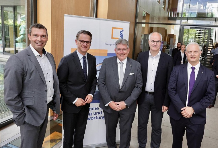 VCI-Präsident Markus Steilemann mit CDU-Generalsekretär Carsten Linnemann,...