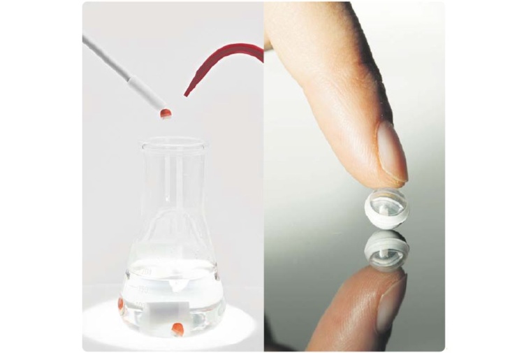 Größenvergleich des mobilen, miniaturisierten Temperatursensors Sens-o-Sphere...