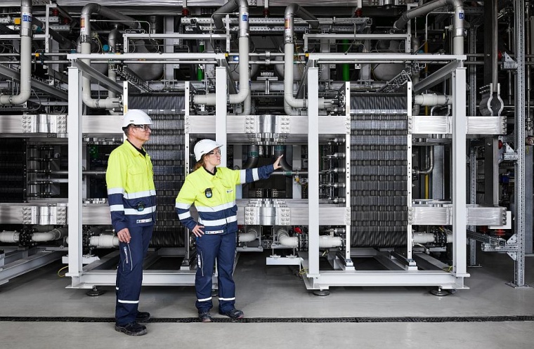 Mitarbeiter von Air Liquide vor den Stacks des Elektrolyseurs, © Air Liquide