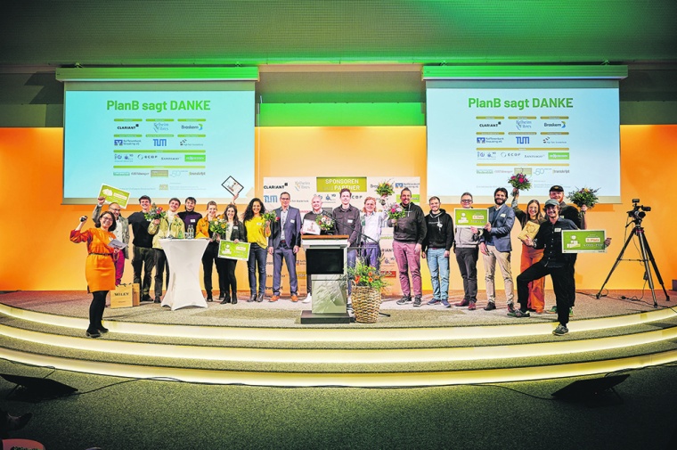 Die siegreichen Teams des letzten PlanB Wettbewerbs mit Björn Hühnlein vom...