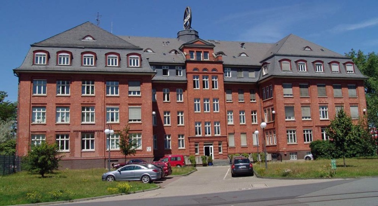 Verwaltungsgebäude der Allessa Chemie am Standort Frankfurt-Fechenheim. Auf...