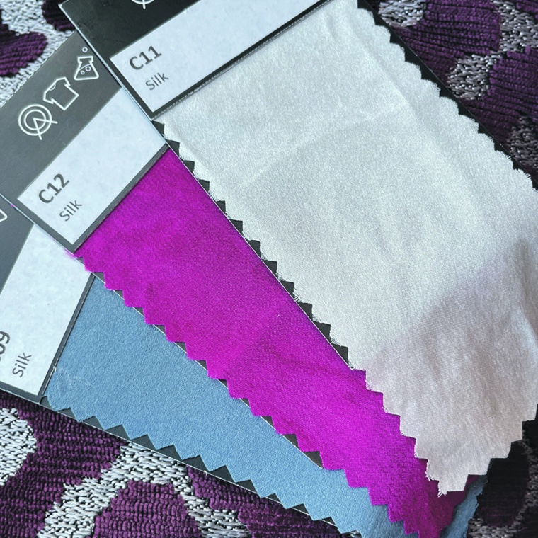 Stoffproben mit Mustern verschiedener Farbstoffe. | © Vienna Textile Lab