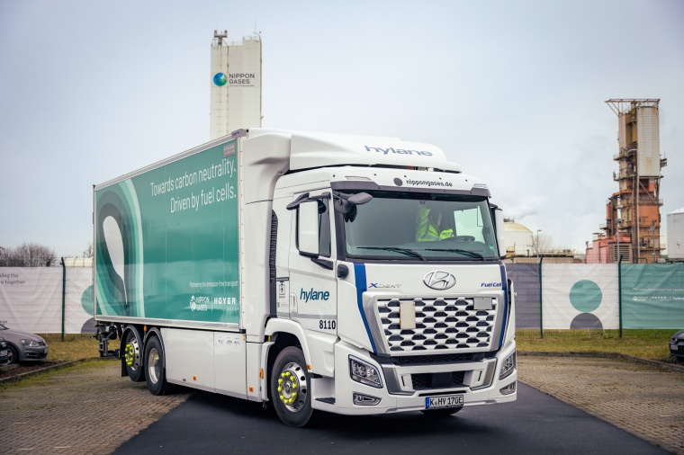 Erster Wasserstoff-Lkw für Trockeneis-Logistik: Hoyer und Nippon Gases setzen...