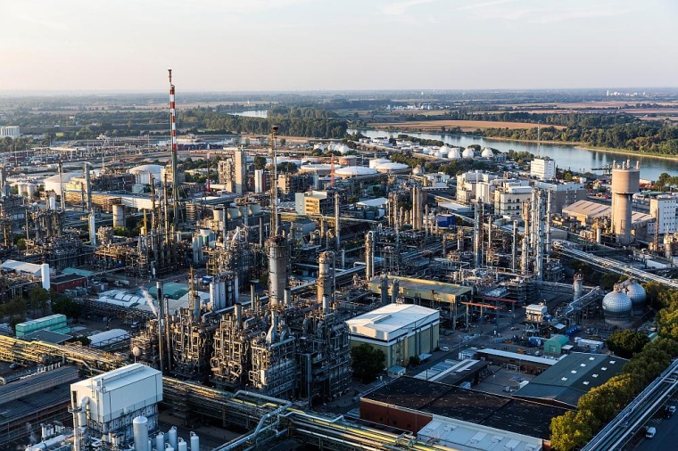 Am BASF-Standort Ludwigshafen erzeugen die eigenen Gas-und-Dampf-Kraftwerke...