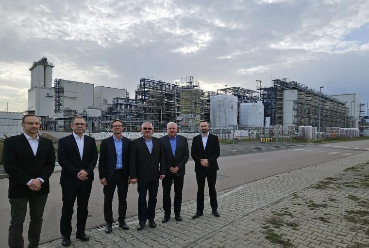 Vertragsunterzeichnung im Chemiepark Leuna (v.l.n.r.): Roy Landmann, Volker...