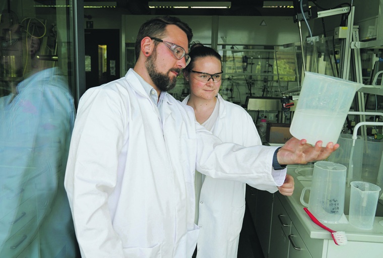 Forschung im Labor: Das Team von CeraSleeve (hier Nicole Rath und Mathias...