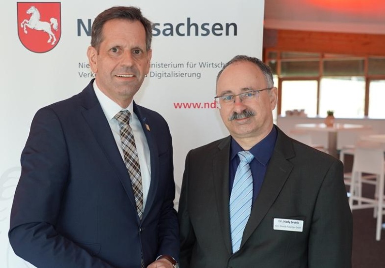 Der niedersächsische Wirtschaftsminister Olaf Lies und Vorstandschef Hady...