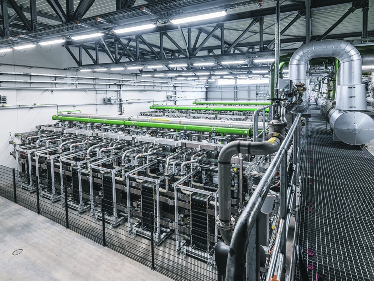 Insgesamt 72 Stacks umfasst der Elektrolyseur am BASF-Standort Ludwigshafen. In...