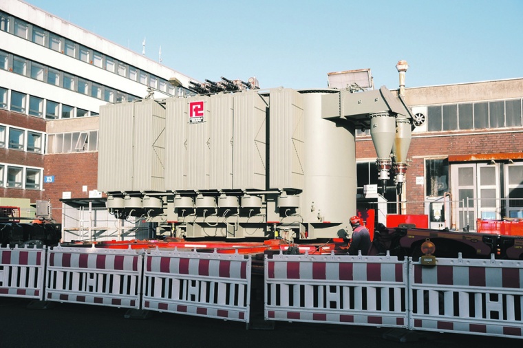 Drei Jahre nach ihrer Stillegung bekommen die beiden jeweils 100 t schweren...