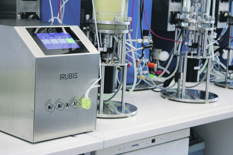 Monipa from Irubis connected via tubes to a bioreactor. © Irubis