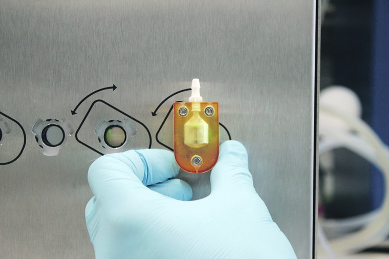 Single-use flow cell with silicon ATR crystal. It easily click-mounts to...